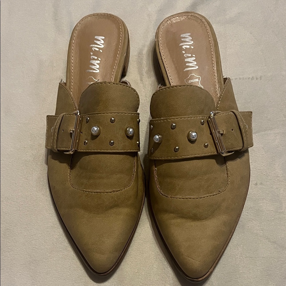Mi.iM Women's tan Mules with Pearl Buckle